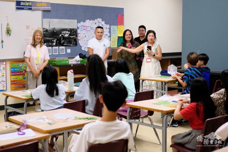 國會議員張瑋麟、駐溫哥華辦事處僑務組秘書林美玲在校長林婕芸帶領下走入中高年級教室，了解學生參與端午文化嘉年華手作活動的情形