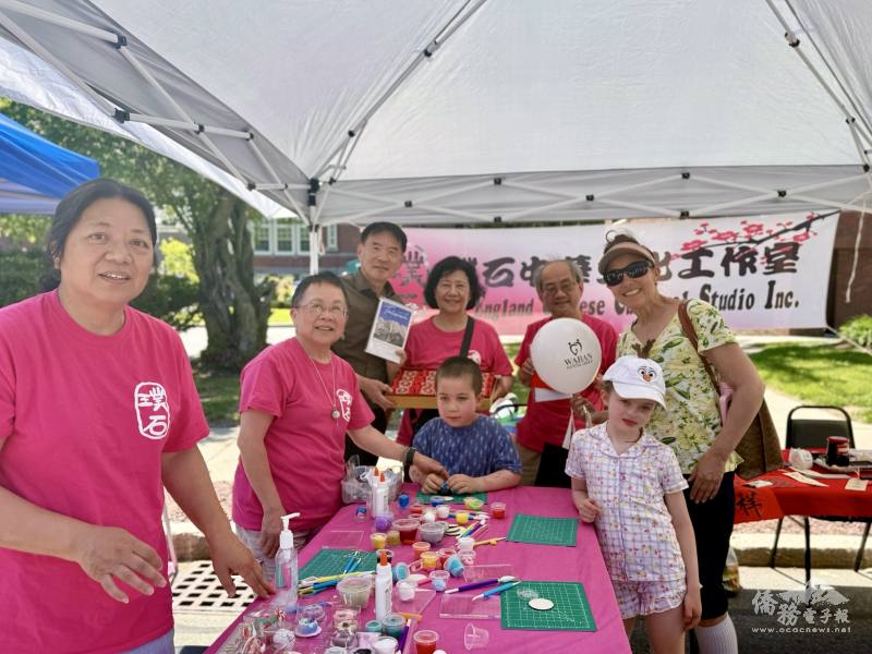 波士頓文教中心主任高家富為表支持，親送臺灣鳳梨酥及精美桌曆給現場參觀民眾