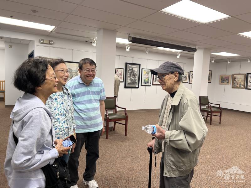 茶會中，出席民眾向于兆漪(右)致意