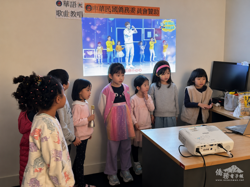 學生一起上臺練習演唱華語歌曲