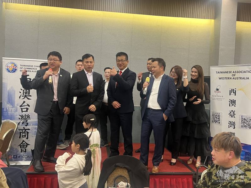眾人為大洋洲台灣商會聯合總會總會長的西澳候選人張世杰加油集氣