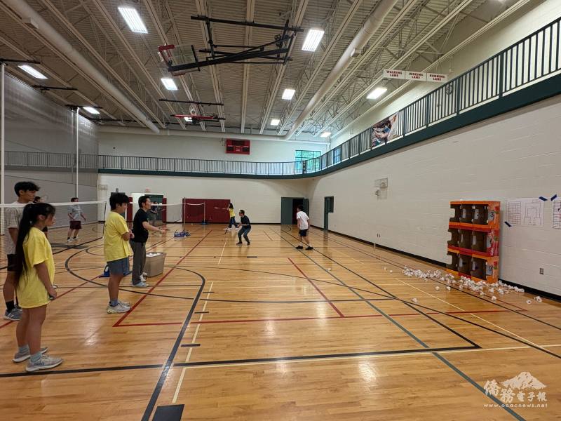 Competitors try their best to get the highest score on the badminton-bingo minigame!