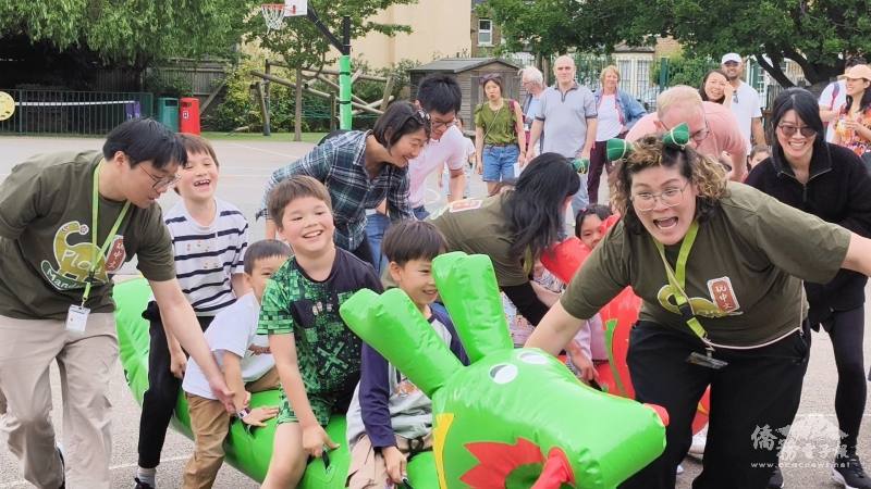 孩子們在老師與家長陪伴下參與陸上龍舟競賽，現場笑聲與加油聲不斷，展現端午節活動中最熱鬧、最有活力的一刻。