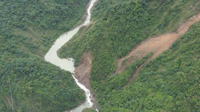 南投竹山鎮加走寮溪左岸邊坡13日崩塌形成堰塞湖（圖），農業部農村發展及水土保持署16日表示，再次大規模崩塌風險較低，若一次性潰決估下游水位上升約70公分，整體風險尚在可控範圍。（農村水保署提供）