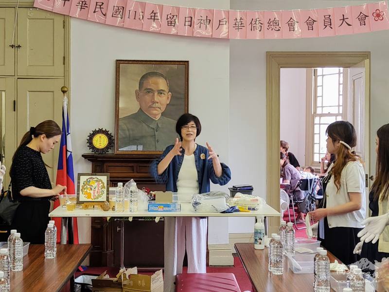 講師井本留美子解說如何製作愛玉