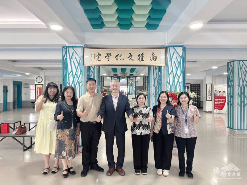張良民視察僑委會僑校「高雅文化學院」，該校執行長林正玲(右2)親自接待，西加地區留臺同學會會長余帝娜(右3)及新光明印華學校校長李振福(左3)等陪同參訪。