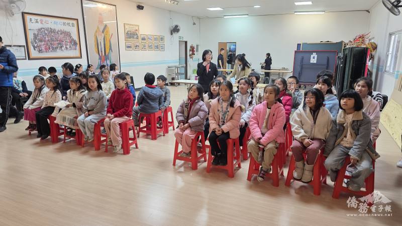 學生們在臺下聆聽同學分享故事與夢想，跟著內容時而歡笑、時而點頭，氣氛熱絡