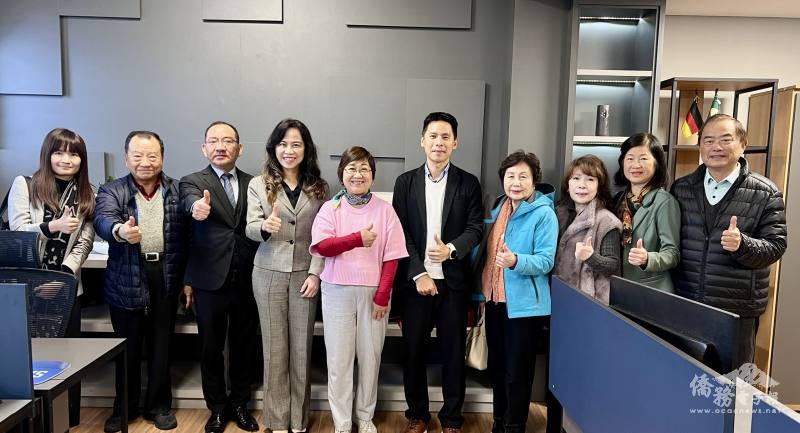 （左起）僑委會僑商處副處長廖雲萱、僑務諮詢委員洪慈和、聖保羅文教中心主任尤正才、駐聖保羅辦事處處長朱怡靜、僑委會委員長徐佳青、Portwell技術長張宗郡、僑務委員洪呂麗月、陳寶玲、廖仁煌夫婦合影