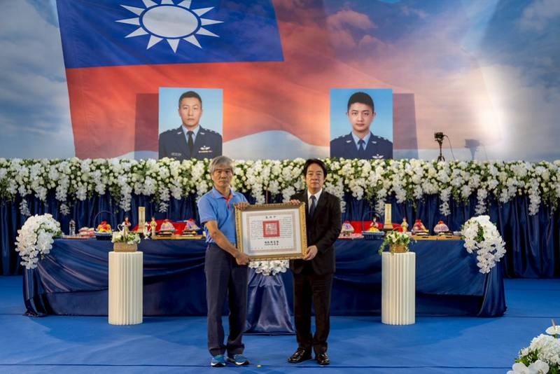 賴清德總統17日上午前往高雄空軍官校親頒褒揚令，表彰殉職空軍飛行訓練指揮部上校過俊男及盧季佑恪盡職守、作育英才的貢獻與付出，並代表全體國人表達最深的哀悼與感謝