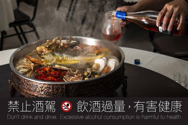 １０．痛風鍋匯集多種當季海鮮，適合搭配老酒品嚐。王元嵩說，因應旅人「手機先吃」的習慣，擺盤與視覺已成為菜色研發重點。
The popular “gout pot” is chock full of seasonal seafoods, which go well with “old wine.” Wang Yuansong, the general manager of Golden Dragon Holiday Villa, ensures that each dish is brought to t