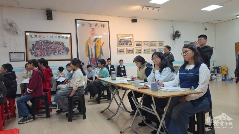 阿根廷華興中文學校舉辦2026年說故事及演講比賽，評審老師專注聆聽學生演說，並從內容、發音及臺風等面向進行評分與講評