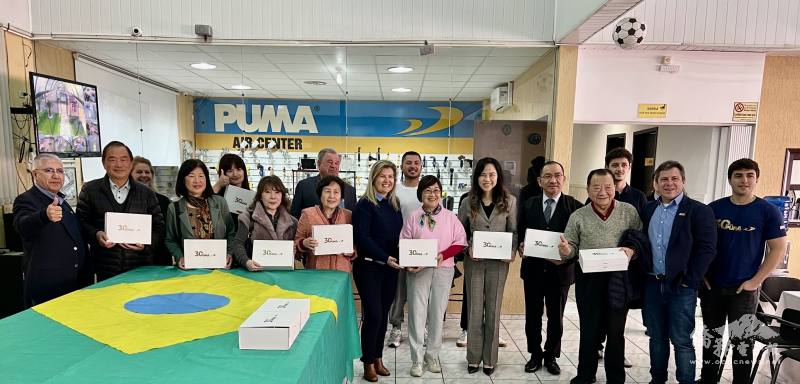 PUMA Brasil贈送禮物給徐佳青一行並合照