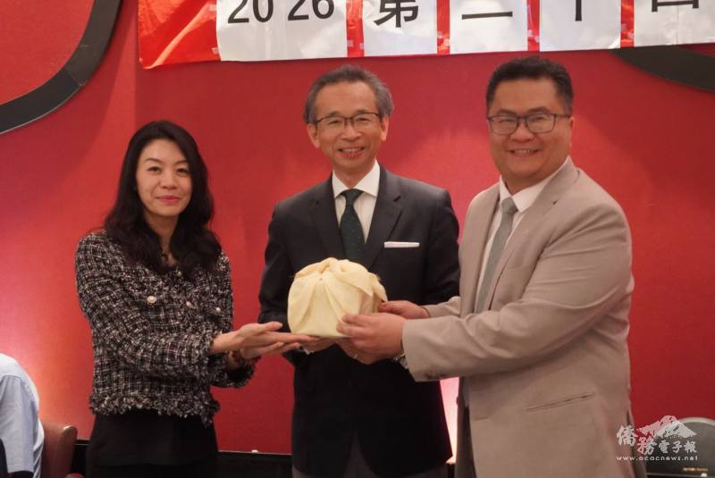 駐多倫多辦事處處長梁毅鵬（中）見證前會長張銓中（右）完成印信交接儀式，由新任會長李育菁（左）正式接任會長職務，象徵多倫多臺商會新舊任團隊順利傳承與交接
