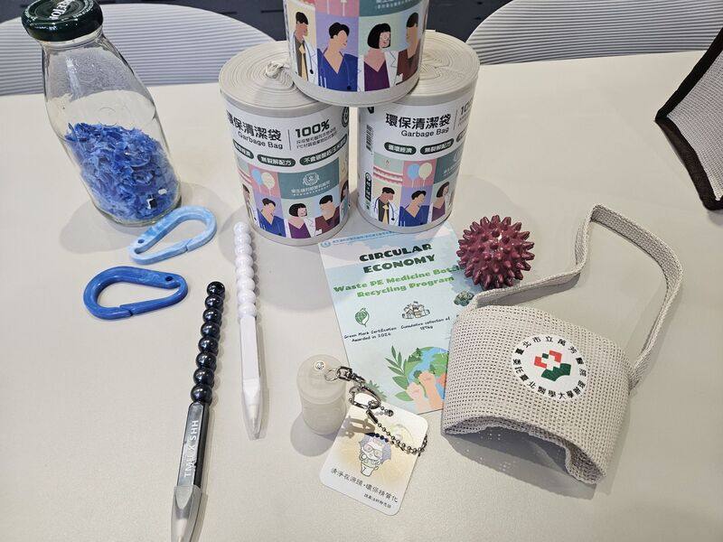 醫療廢棄物再生產品如掛鉤、珠珠筆及手搖飲提袋等具實用性，但缺乏設計感與有溫度故事包裝，衛福部力拚讓萬噸醫療廢棄物變身成萌小物，進攻文創市場。