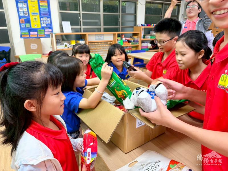 太興國小學生進行文化箱開箱