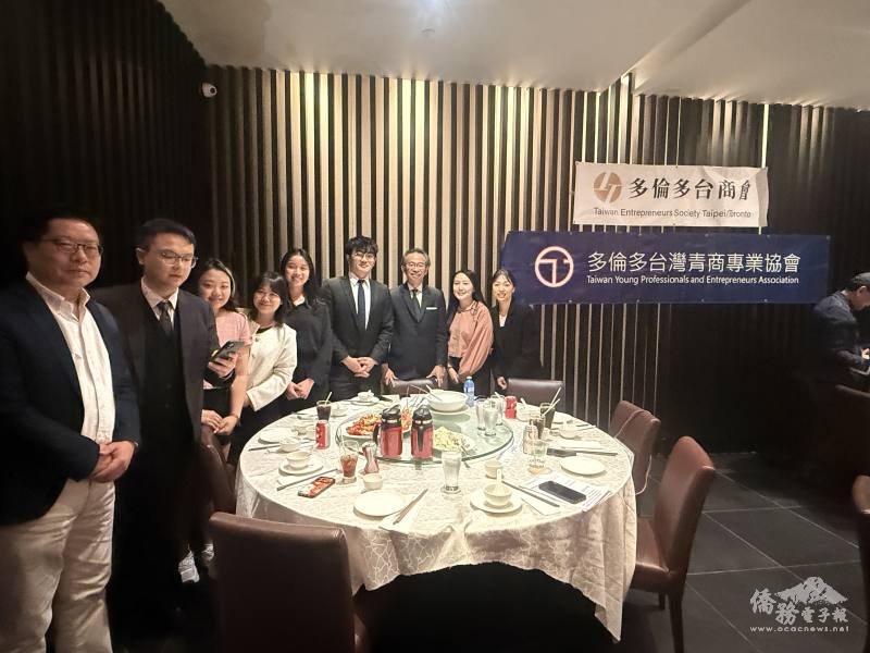 梁毅鵬、藍柏青與青商會理事團隊合影