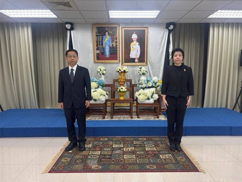 外交部常務次長葛葆萱（左）16日在泰國貿易經濟辦事處副代表蘇瑾煜（Supara Pengsritong，右）陪同下，向泰國長公主帕差拉吉蒂雅致哀。 （外交部提供）