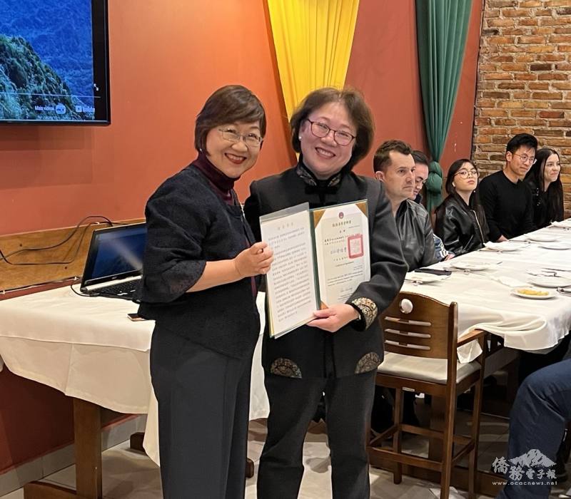 僑務委員會委員長徐佳青(左)頒發僑務顧問聘書給古里提巴僑務顧問藍慧芬(右)