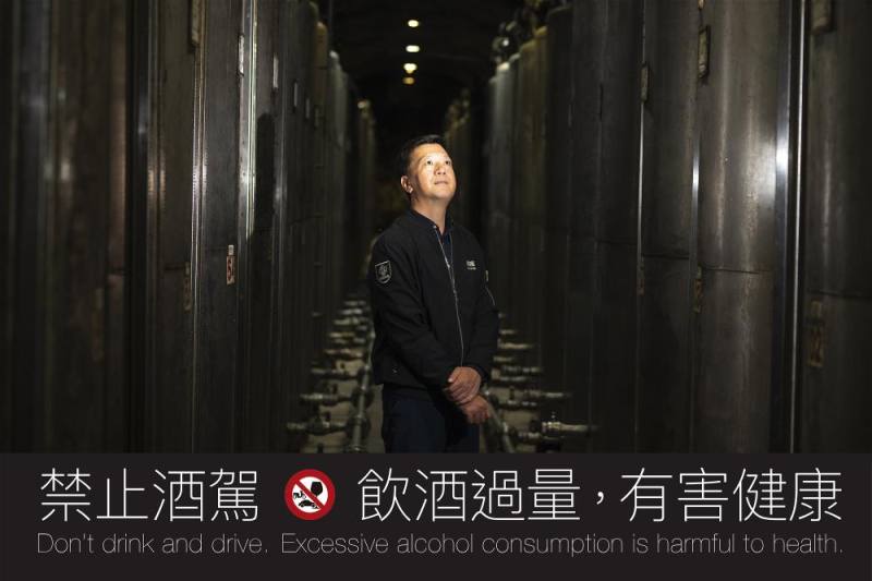 １．劉九銘表示，坑道內長年恆溫穩定，搭配不鏽鋼儲酒桶，有助於原酒在醇化過程保持純淨。
General Manager Jeremy Liu of the Matsu Liquor Factory says that in Tunnel 88 the temperature and humidity remain constant year-round. Newly distilled liquor ages here in stainless steel vats.