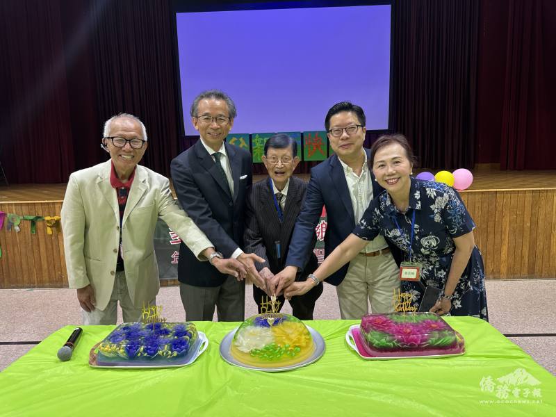 多倫多臺灣同鄉青籐會會長黃崇斌(左1)、梁毅鵬(左2)、陳東璧(中)、藍柏青(右2)以及活動主持人鍾敏(右1)共同主持切蛋糕儀式