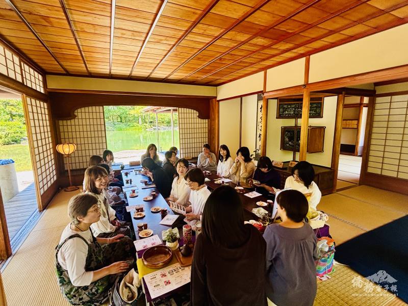 學員專注體驗茶文化