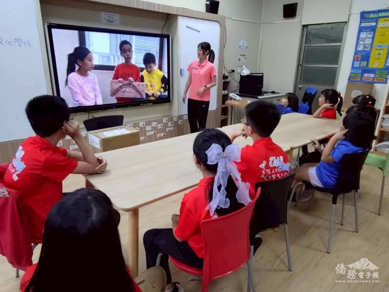 太興國小學生觀看澳洲東方文化學校學生介紹影片