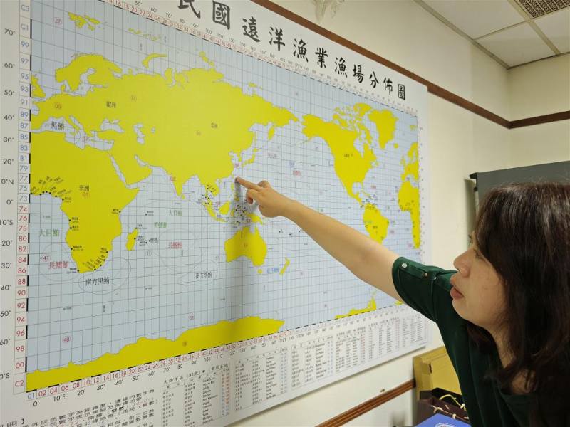 ５．東港區漁會總幹事鄭鈺宸指著地圖解釋，說明台灣與黑鮪魚漁場之間的地理連結。而歷經多年推動，黑鮪魚已從單一漁業產業，發展成東港最具代表性的觀光品牌。
Cheng Yu-chen, executive secretary of the Tung Kang Fishermen’s Association, points to a map as she explains the geographic links between Taiwan and the Pacific bluefin tuna fishi