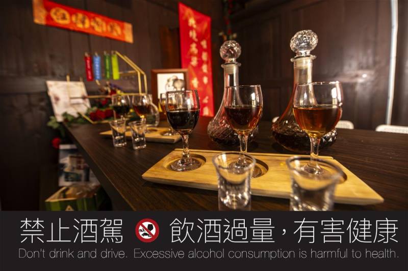 ９．馬祖2845推出「老酒變奏曲」品酒會，帶領旅人品飲各村老酒，聆聽在地故事。
Matsu 2845 founded an “old wine” tasting club that takes visitors on guideㄇd tours to learn about the “old wine” made in different villages. In the process, they hear stories about the local area.