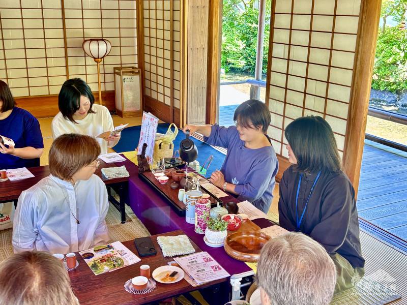 校長羅婷婷示範臺灣泡茶方式