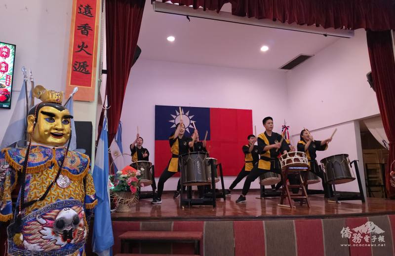 透過翔鼓和三太子表演，不僅呈現臺灣僑胞長期深耕在地、積極與各國移民交流互動的成果，也藉由藝術展演促進臺阿民眾交流
