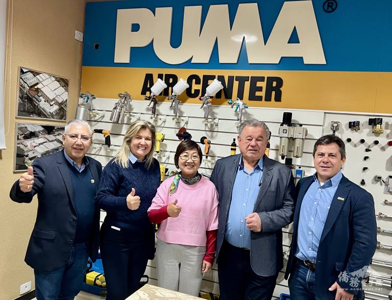 徐佳青（中）和PUMA Brasil重要幹部合影