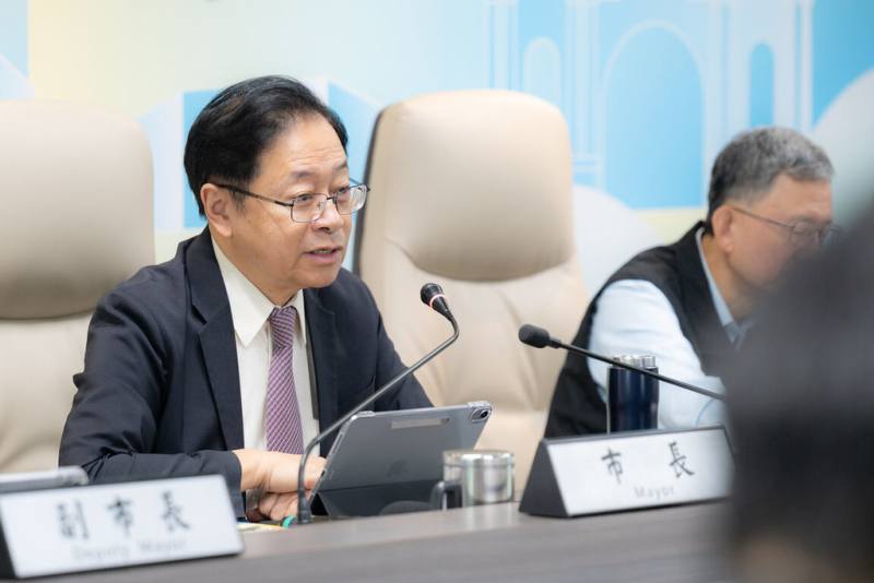桃園市長張善政（左）17日主持市政會議，聽取經濟發展局「中央與地方協力推動龍科三期」專題報告後指出，面對國際半導體產業競爭，市府已與新竹科學園區管理局達成共識，由竹科管理局提前授權啟動用地取得作業以加速開發，並將從優補償。（桃園市政府新聞處提供）