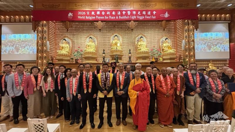 覺凡法師與出席貴賓及各宗教代表合影