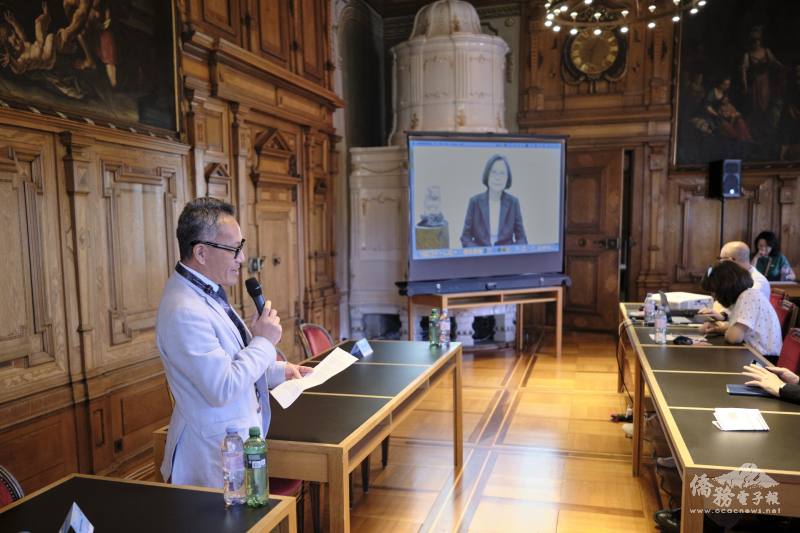 駐瑞士大使王思為蒞臨活動現場致詞，前總統蔡英文也特別錄製祝賀影片，向與會來賓分享臺灣民主、自由與開放社會的核心價值。（David Shriqui／瑞士台灣協會提供）