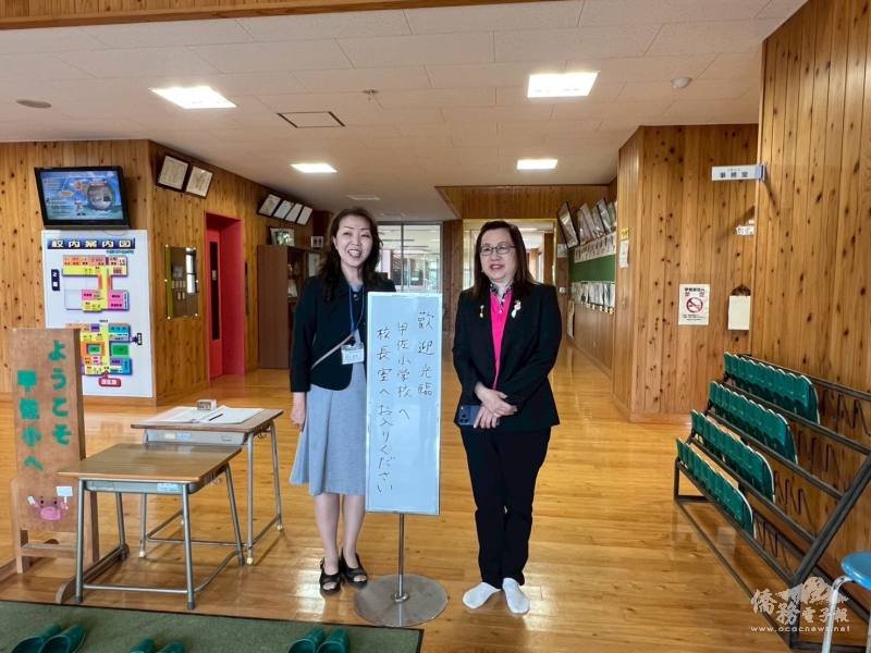 甲佐小學校長森川宏子（左）與錢妙玲合影