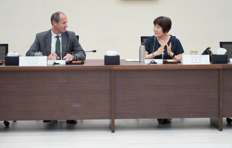 國家人權委員會17日表示，歐洲經貿辦事處（EETO）處長谷力哲（左）16日拜會人權會副主委紀惠容（右）等人，交流逐步廢死社會溝通等議題。（人權會提供）