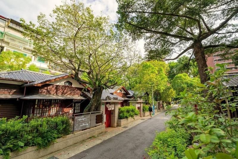 日治時期總督府山林課的宿舍為台北市市定古蹟，農業部林業及自然保育署修復並活化再利用，並命名為「0km山物所」，象徵城市山林入口，成為兼具歷史文化與生活美學的熱門景點，日前獲頒全球卓越建設最高榮譽的金獎。（林保署提供）