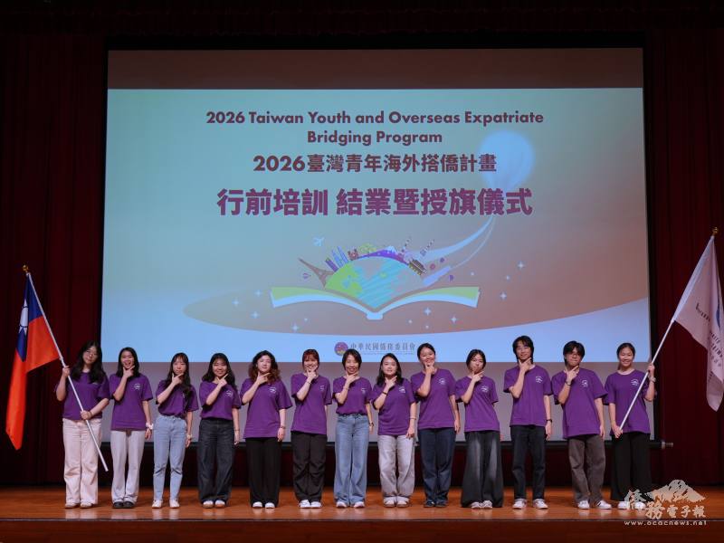 李妍慧與法國巴黎組學員合影