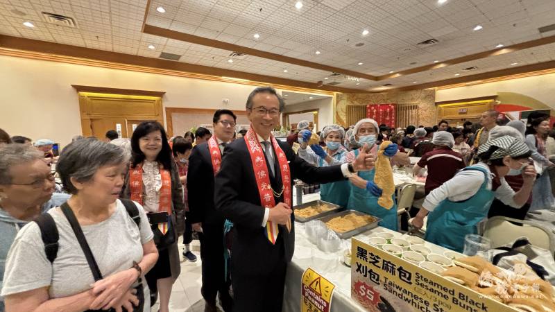 佛光園遊會雖因天候因素改於室內辦理，但絲毫不減民眾參與熱情，湧進數千人參觀展攤
