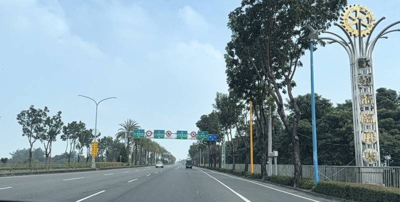 農業部林業試驗所為掌握屏鵝公路「種樹百里2.0」計畫的長遠生態效益與綠美化成果，於前期研究中證實，車載光達在長距離行道樹監測具備極佳的精度與效率。圖為屏鵝公路起點行道樹景觀。（林試所提供）