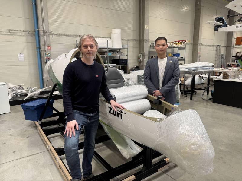 捷克航空新創公司Zuri瞄準中長程區域航空市場，希望透過航程達500至700公里的混合動力垂直起降飛機（VTOL），改變未來城際交通模式。圖為Zuri創辦人伊利奇（Michael Illich，左）以及來自台灣的飛機設計師林澤（右）。