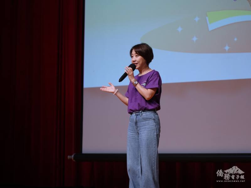 僑務委員會副委員長李妍慧出席「115年臺灣青年海外搭僑計畫」行前培訓授旗儀式