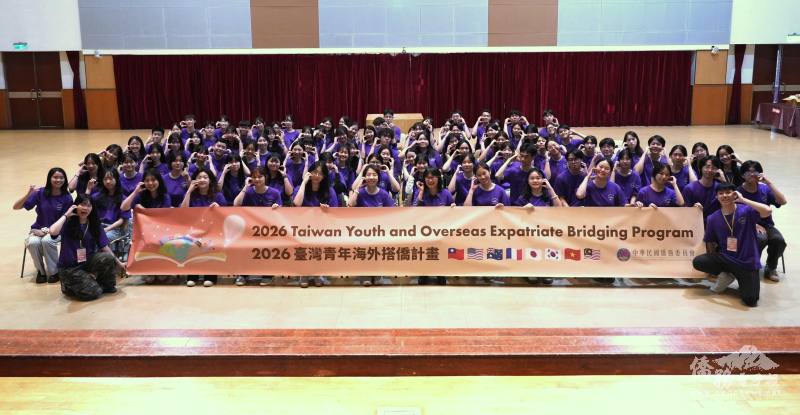 李妍慧與「115年臺灣青年海外搭僑計畫」學員合影