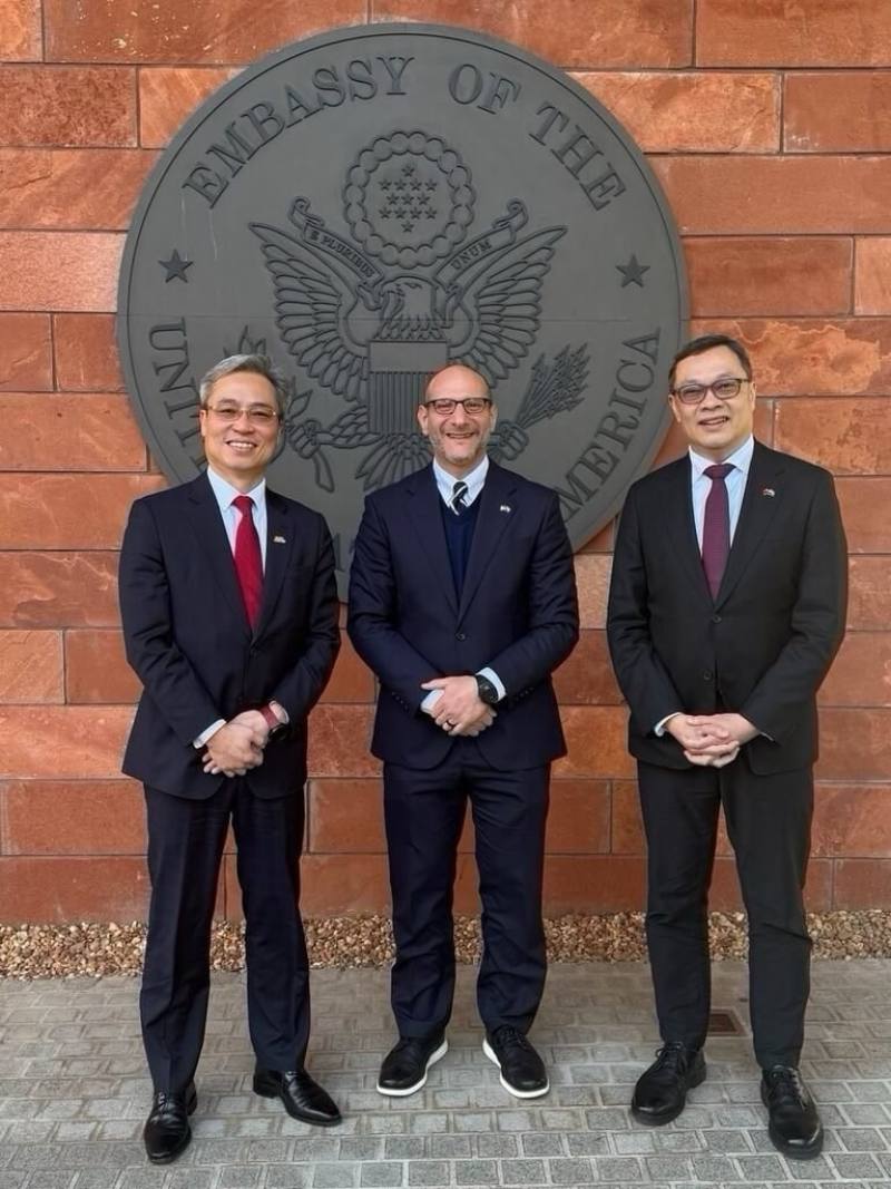Taiwan's Deputy Foreign Minister Chen Ming-chi (right) meets U.S. Chargé d'Affaires Robert Alter (center) in Paraguay on Tuesday. Photo courtesy of the Ministry of Foreign Affairs