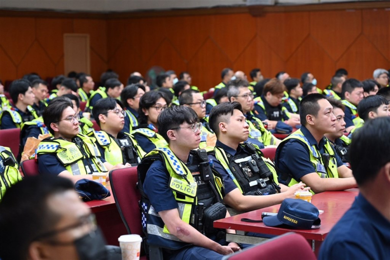 為遏止毒駕危害交通安全，內政部警政署18日晚間動員全國近5000名警力同步執行取締毒駕專案勤務，其中新北市共規劃81處路檢點，投入745名警力。圖為新北員警執勤前聆聽警政署長張榮興致詞。 （警方提供）