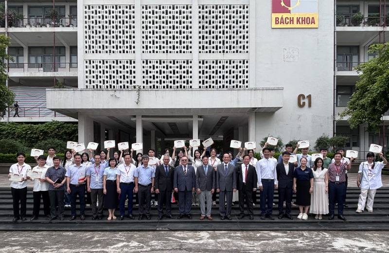 越南台商獎學基金會18日於河內百科大學頒發第4屆振興越南工業技術獎學金，獎勵共22名碩博士生，總計達3億5000萬越盾（約新台幣42萬）。河內台北經濟文化代表處教育組、越南台灣商會總會長洪志華及基金會多位代表出席觀禮。