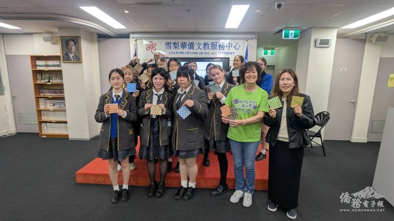 雪梨文教中心主任江佳慧(前排右1)歡迎主流學生到訪中心體驗臺灣原住民族傳統編織。