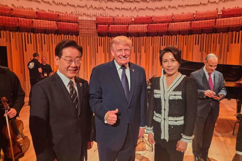 韓國總統李在明（左）與夫人金惠景（右）完成歐洲出訪、G7峰會行程後已返國，說明峰會中與美國總統川普多次會面交談。（青瓦台提供）