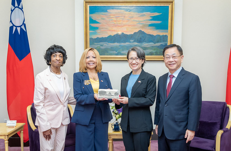 蕭美琴副總統17日上午接見「美國聯邦眾議院『國會非裔議員連線（CBC）』副主席麥珂貝（Lucy McBath）訪問團」