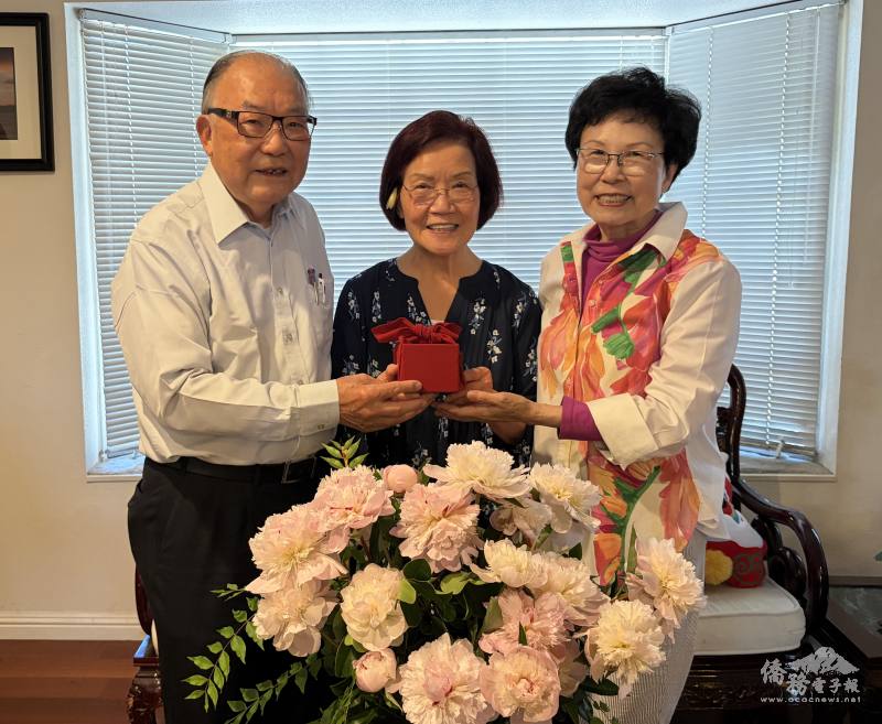 北加州留臺僑生聯誼會第14屆、第15屆會長交接，由密爾布瑞市圖書館之友會會長張莉綺監交，左起為第十四屆會長譚益才、張莉綺、新任會長毛小苓（北加州留臺僑生聯誼會提供）